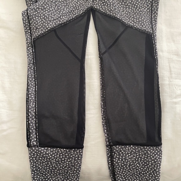 Lululemon Hit-it High Rise Pant in Size 6 - Picture 4 of 5